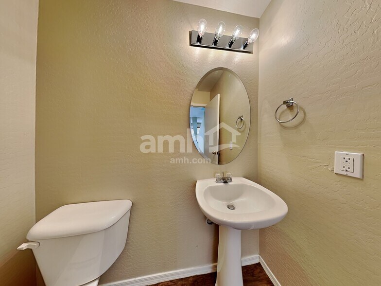 Building Photo - 3219 W Saint Anne Ave