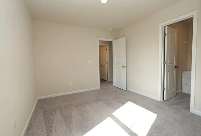 Building Photo - 1338 Woodhouse Dr