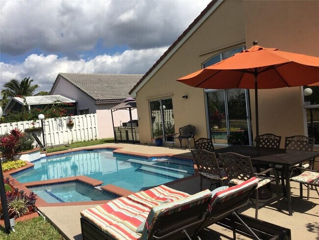 Building Photo - 160 NW 166th Ave