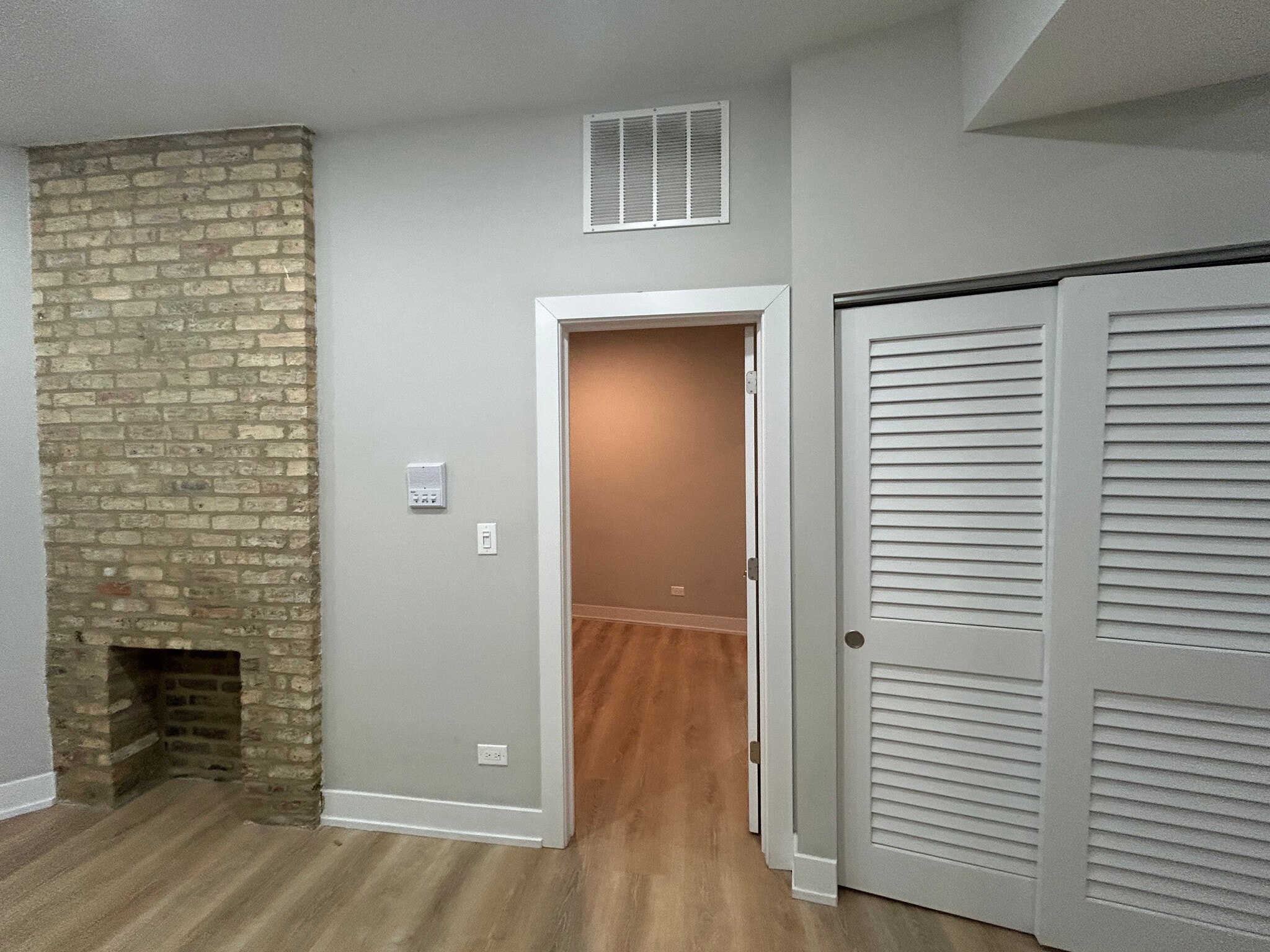 Building Photo - 423 W Belden Ave