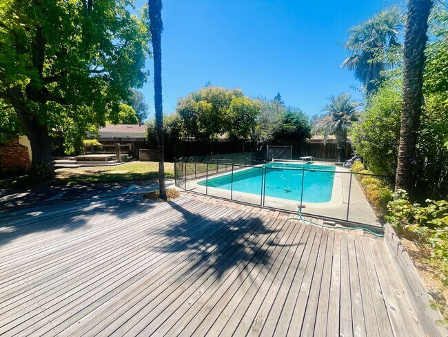 Building Photo - Unique 3 Bed + 2 Bath Los Altos Home - Spa...