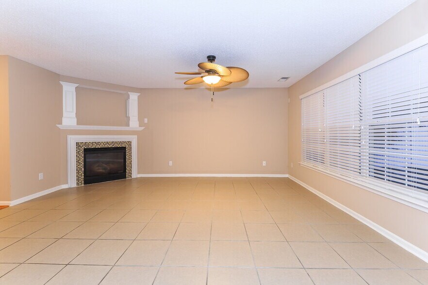 Building Photo - 15239 Pangborn Pl