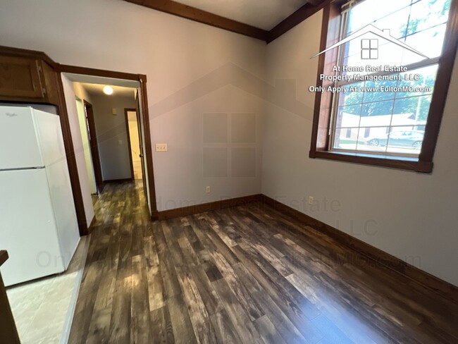 Building Photo - 103 E 10th St