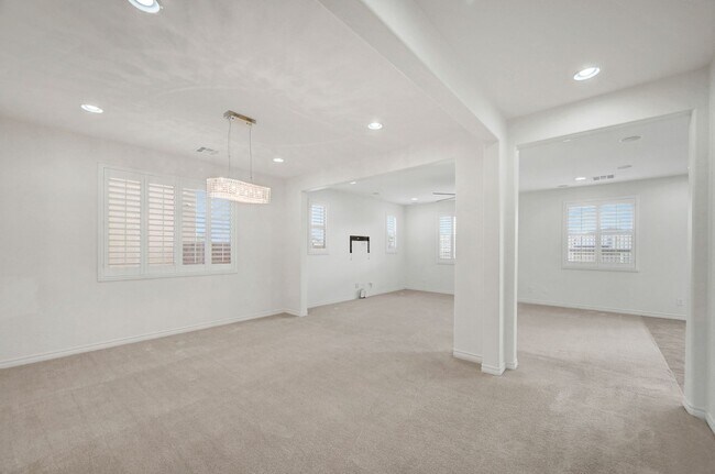 Building Photo - Stunning 4 Bedroom with Mountain Views!