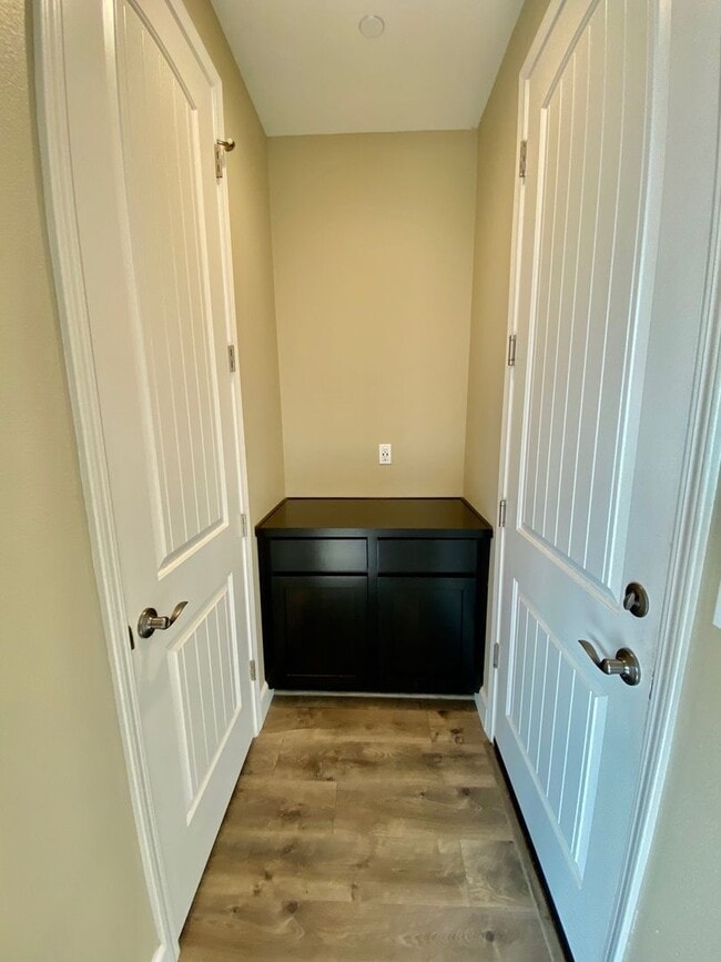 Building Photo - AVAILABLE BY 5/9, SPACIOUS 3 BED, 2.5 BATHS, 2 CAR GARAGE WITH LARGE BACKYARD ON A CUL-DE-SAC
