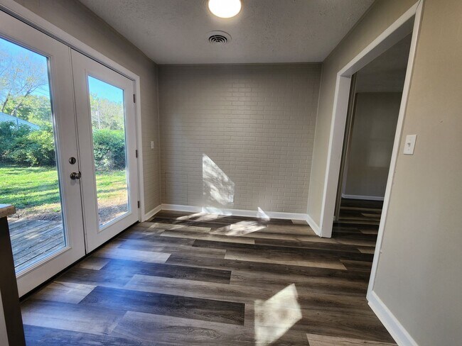 Building Photo - Spacious 3-Bedroom, 1-Bathroom Home AVAILA...