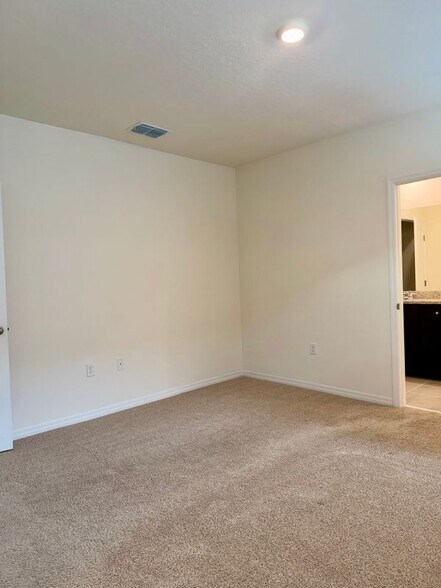 Building Photo - 824 Horsetail Dr