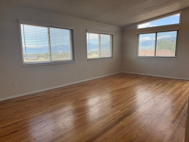 Building Photo - 5 bedroom, 3 bath, 2 car on acreage near t...