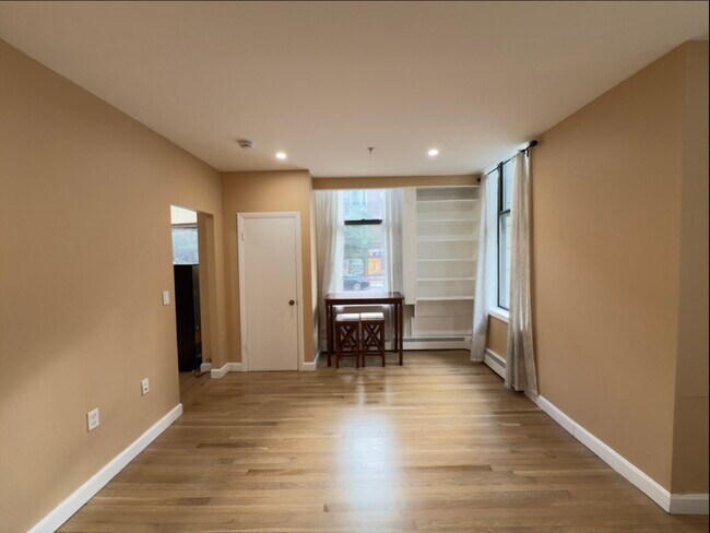 Building Photo - 483 Beacon St