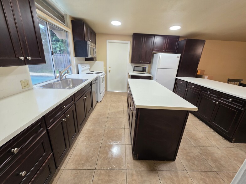 Building Photo - 1312 Toyon Plz