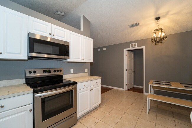 Building Photo - 841 Helen St