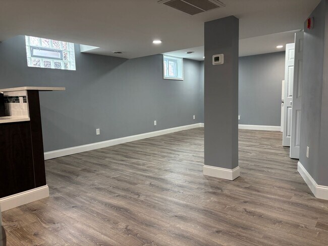 Building Photo - 562 Kenmore Ave