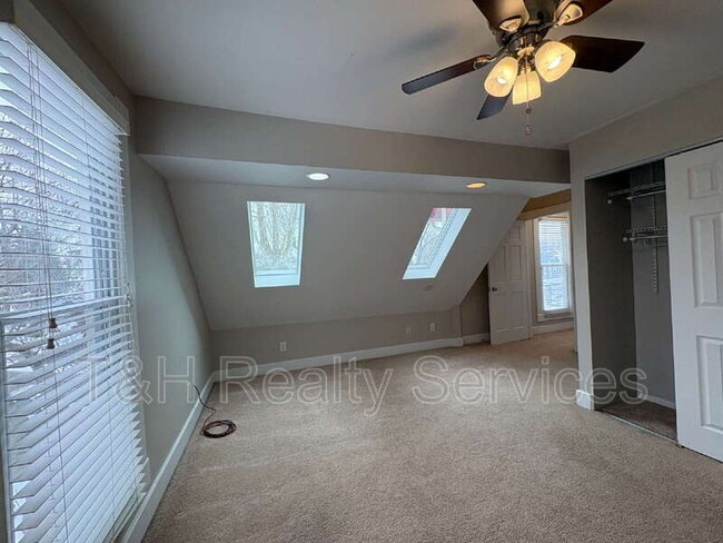 Building Photo - 1820 E 12th St