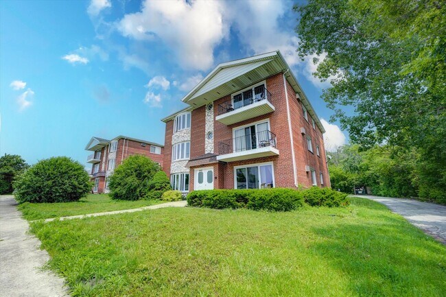 Building Photo - 16035 Laramie Ave