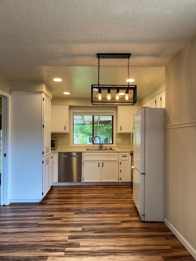 Building Photo - Single Level Ranch Home in Newberg