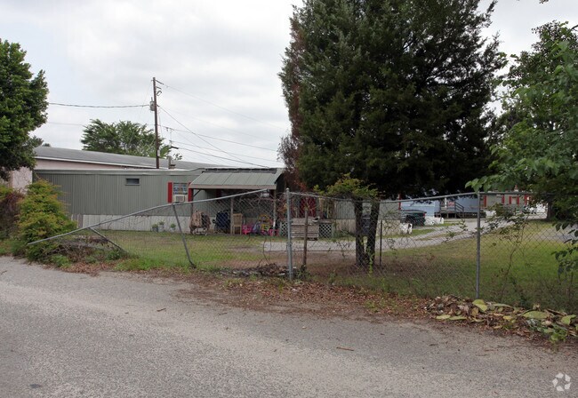 Primary Photo - 5519 Woodbine Ave