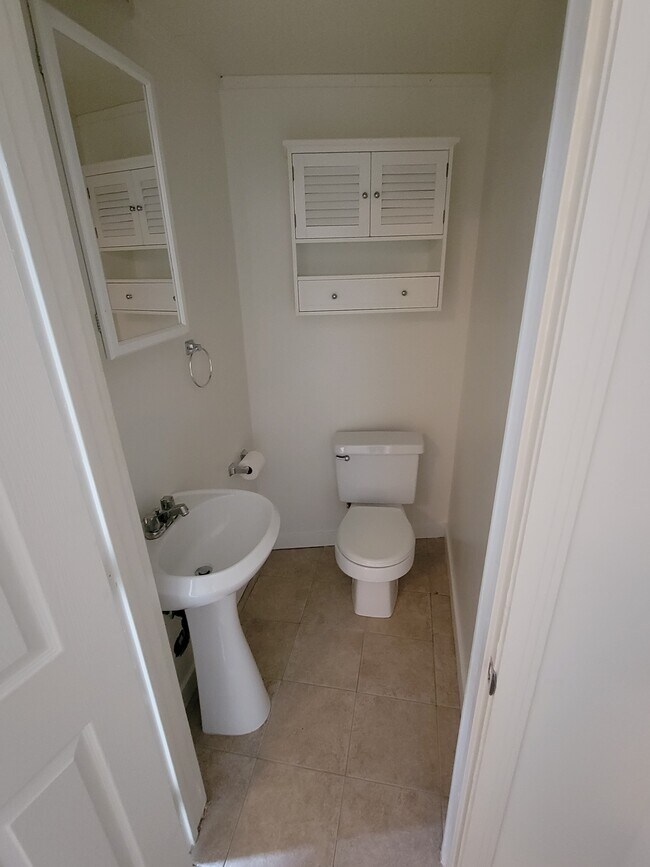 .5 Bathroom - 3052 Honolulu Ave