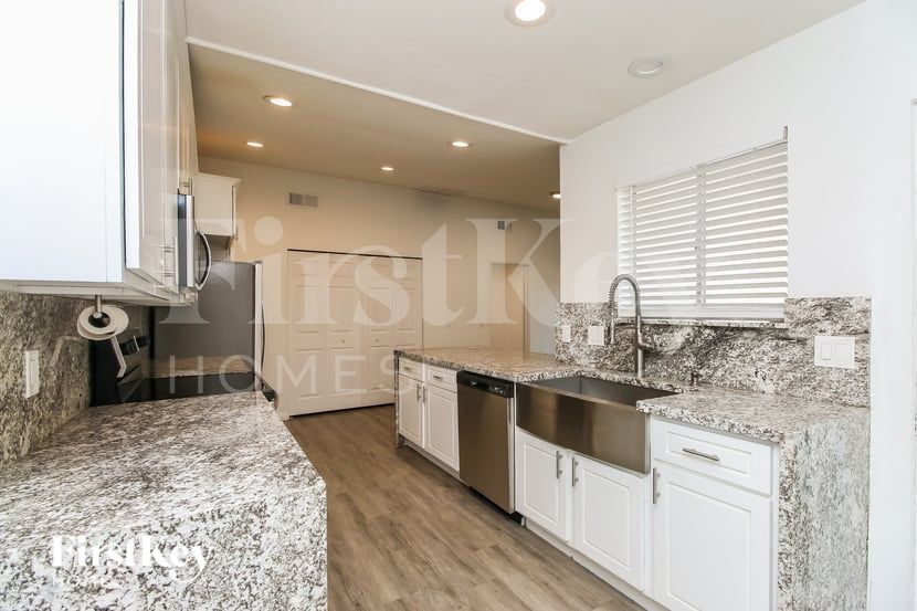 Building Photo - 9321 E Dallas St