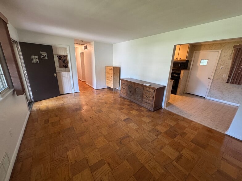 Building Photo - 29 Moores Ln S