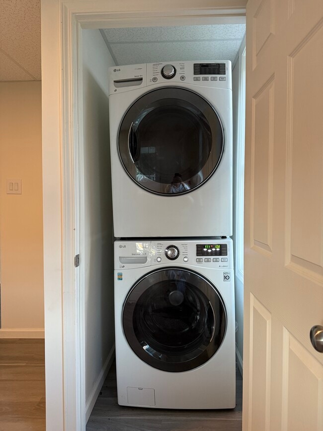 Building Photo - 425 Center St