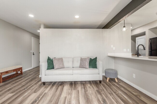 Building Photo - Charming 1 bedroom, 1 bath Condo