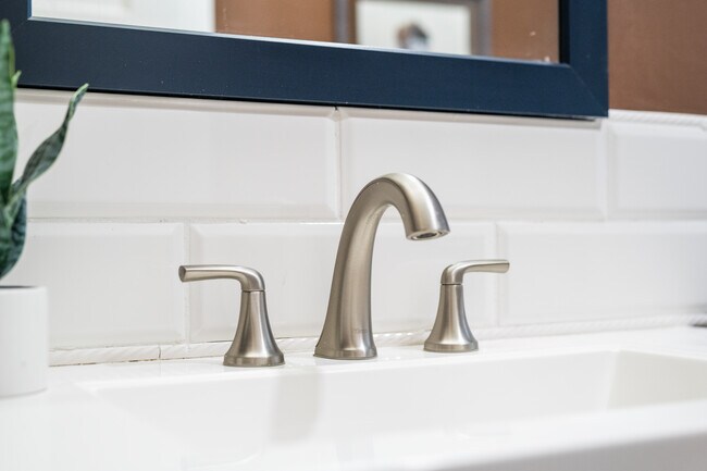 Building Photo - 215 E Mitchell Ave