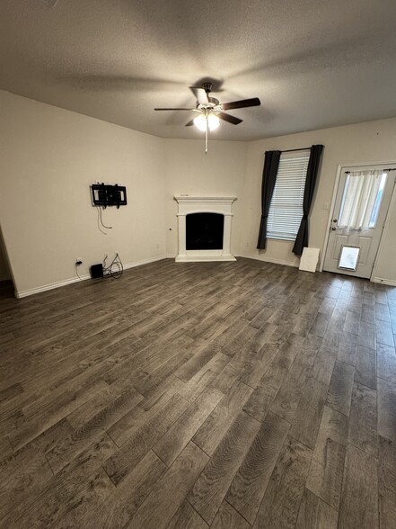 Living room - 2908 Pondside Ln