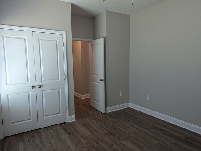 Building Photo - 555 Park Cir