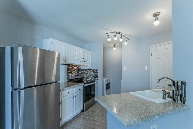 Building Photo - 9411 Valley Moss