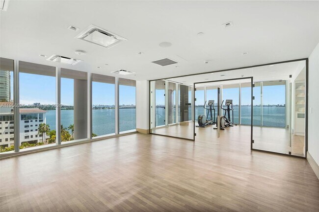 Building Photo - 700 NE 26th Terrace