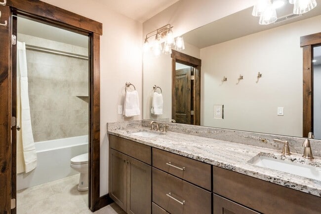 Building Photo - Modern Townhome in Black Rock Ridge