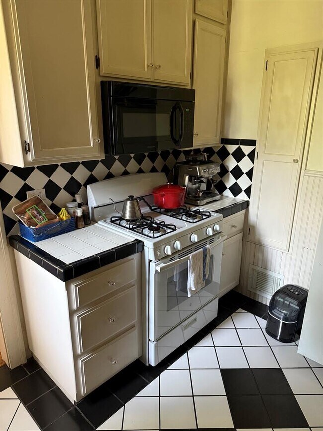 Building Photo - 1417 W Lynn St