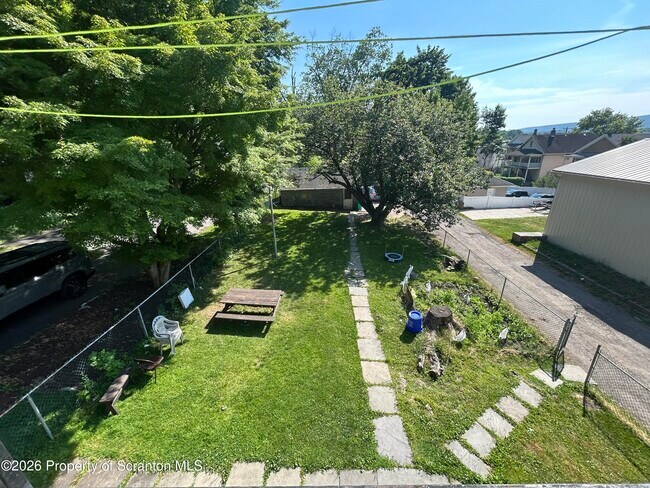 Building Photo - 418 Pear St