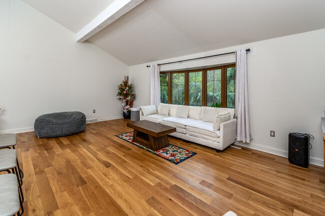 Building Photo - 230 Jacobs Creek Rd