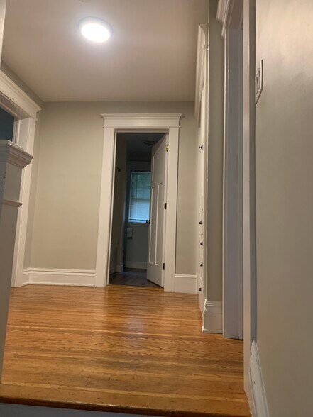 Building Photo - 152 Rosedale St