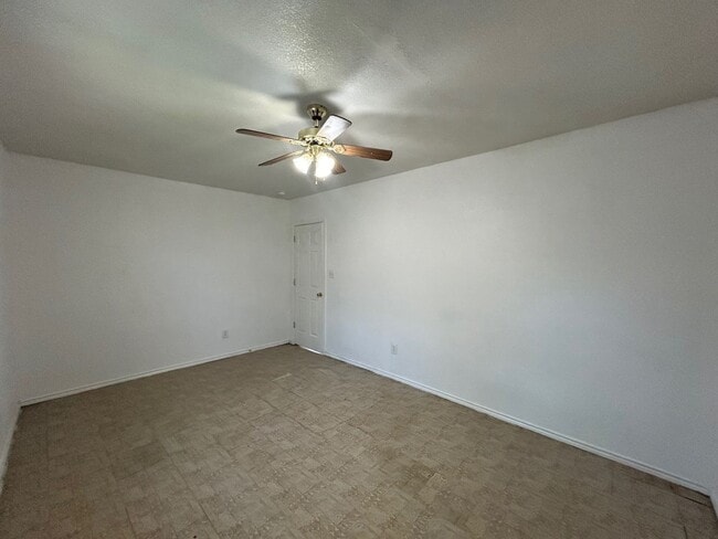 Building Photo - COMING SOON! Cute 3 Bedroom, 1 Bath Close to Downtown San Antonio.