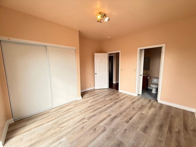 Building Photo - 8027 Ney Ave