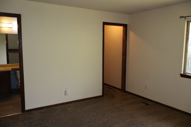 Building Photo - Spacious 4-Bedroom Single Family Home