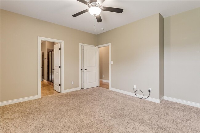 Building Photo - 6241 Lago Vista Dr