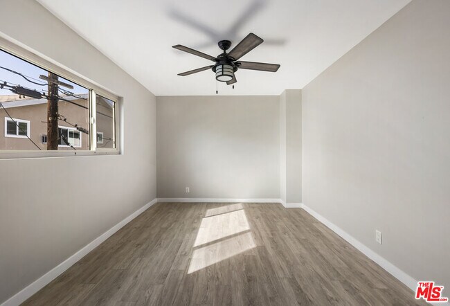 Building Photo - 925 N Curson Ave