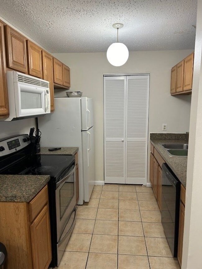 Building Photo - ***2 BED Condo/Downstairs unit/ W,S&T INCLUDED!!