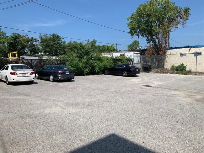 Building Photo - 539 Southbridge St