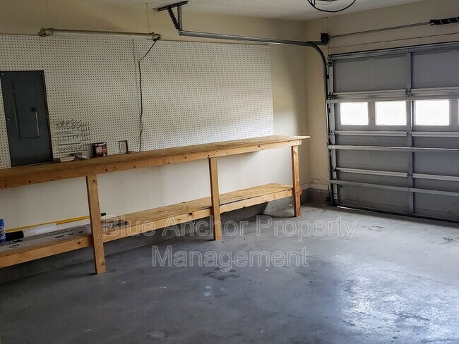 Building Photo - 324 Rose Bud Ln