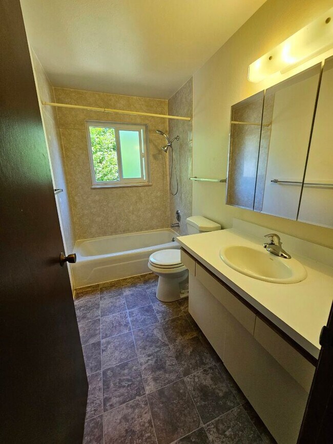 Building Photo - 10708 Stone Ave N