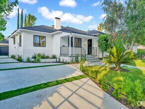 Building Photo - Luxe 5+4.5 w/detached studio, downstairs e...