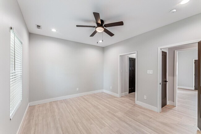 Building Photo - 5004 Knoxwood Dr