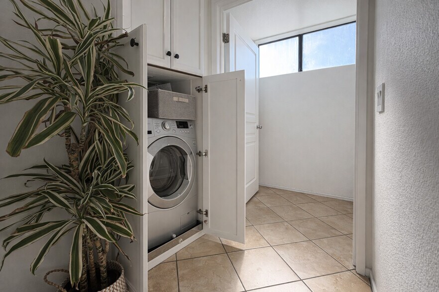 Building Photo - 7320 Hawthorn Ave