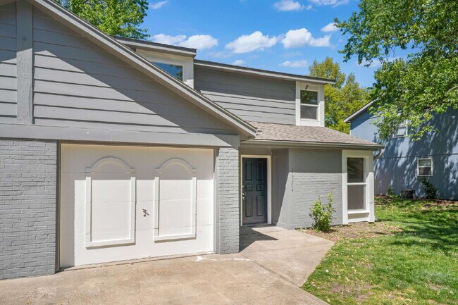Building Photo - Spacious and updated townhome in Olathe!  1st month is Free!*