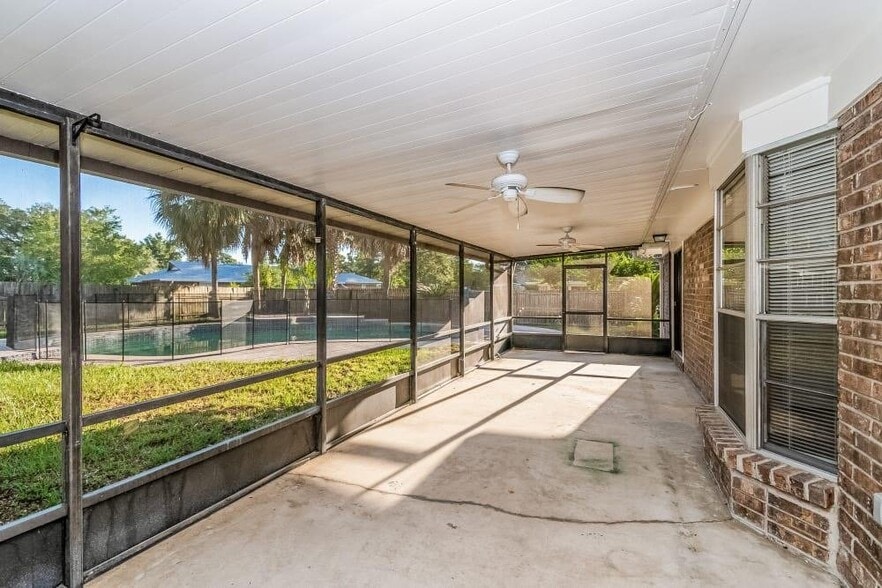 Building Photo - 2048 Pompano Pkwy