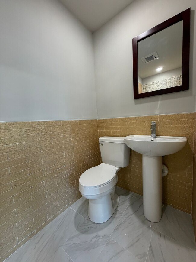 Building Photo - ??? NEWLY RENOVATED 3 BEDROOMS & 2.5 BATH HOUSE LOCATED IN HADDINGTON